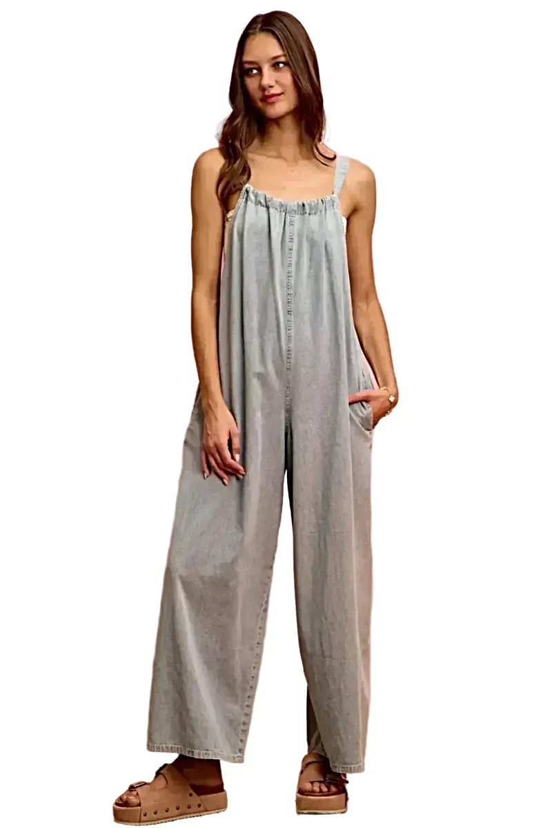 Trendy, lichtgewicht denim tuinbroek van 100% katoen met wijde pijpen en zakken.