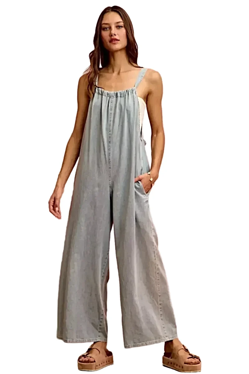 Trendy, lichtgewicht denim tuinbroek van 100% katoen met wijde pijpen en zakken.