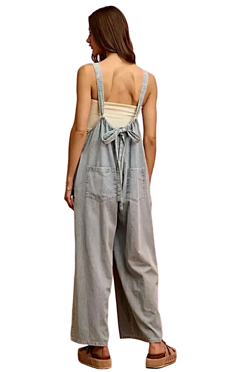 Trendy, lichtgewicht denim tuinbroek van 100% katoen met wijde pijpen en zakken.