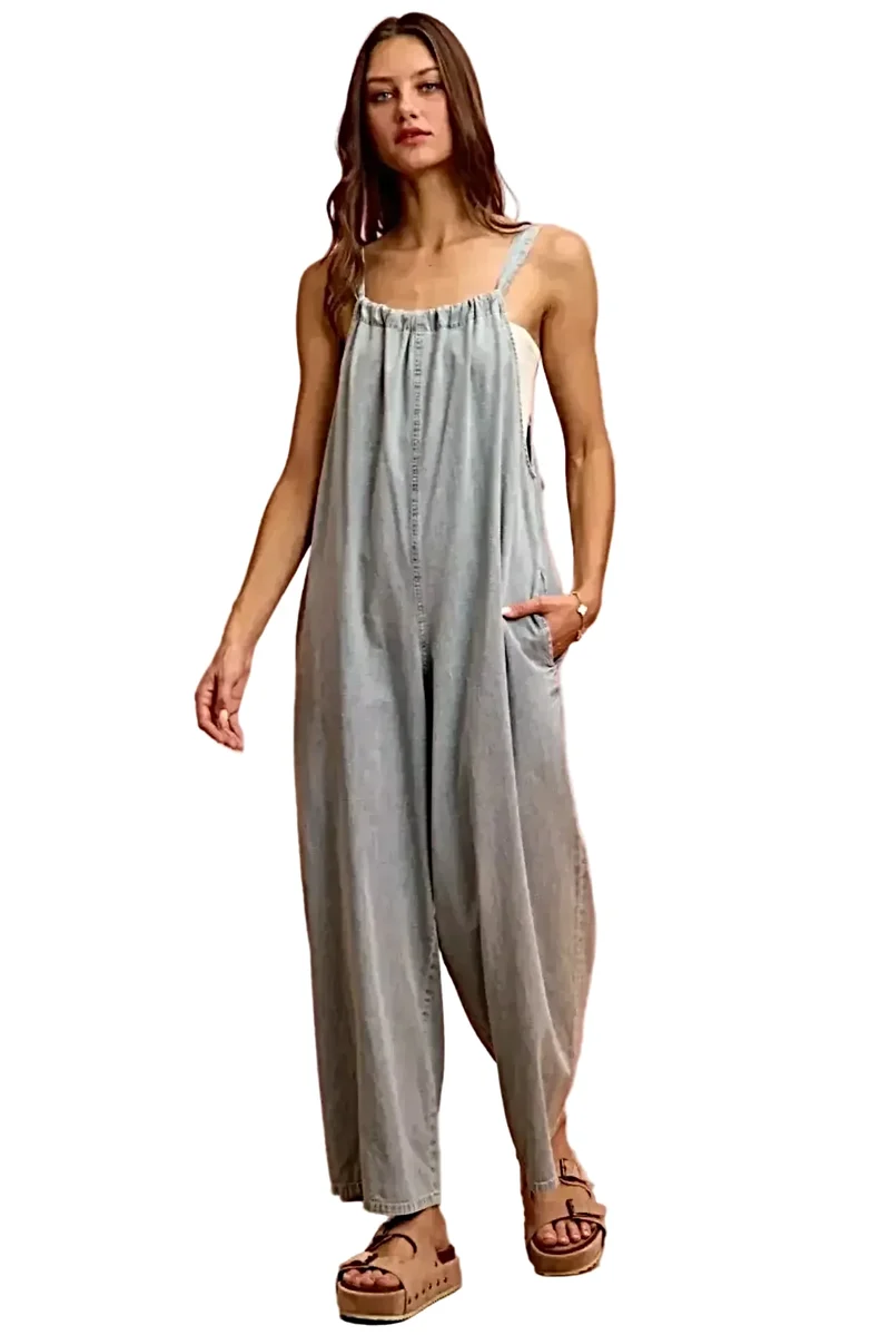 Trendy, lichtgewicht denim tuinbroek van 100% katoen met wijde pijpen en zakken.