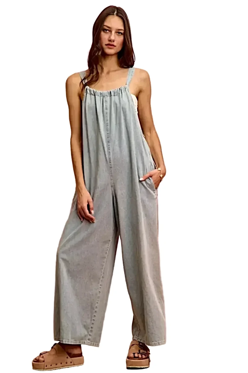 Trendy, lichtgewicht denim tuinbroek van 100% katoen met wijde pijpen en zakken.