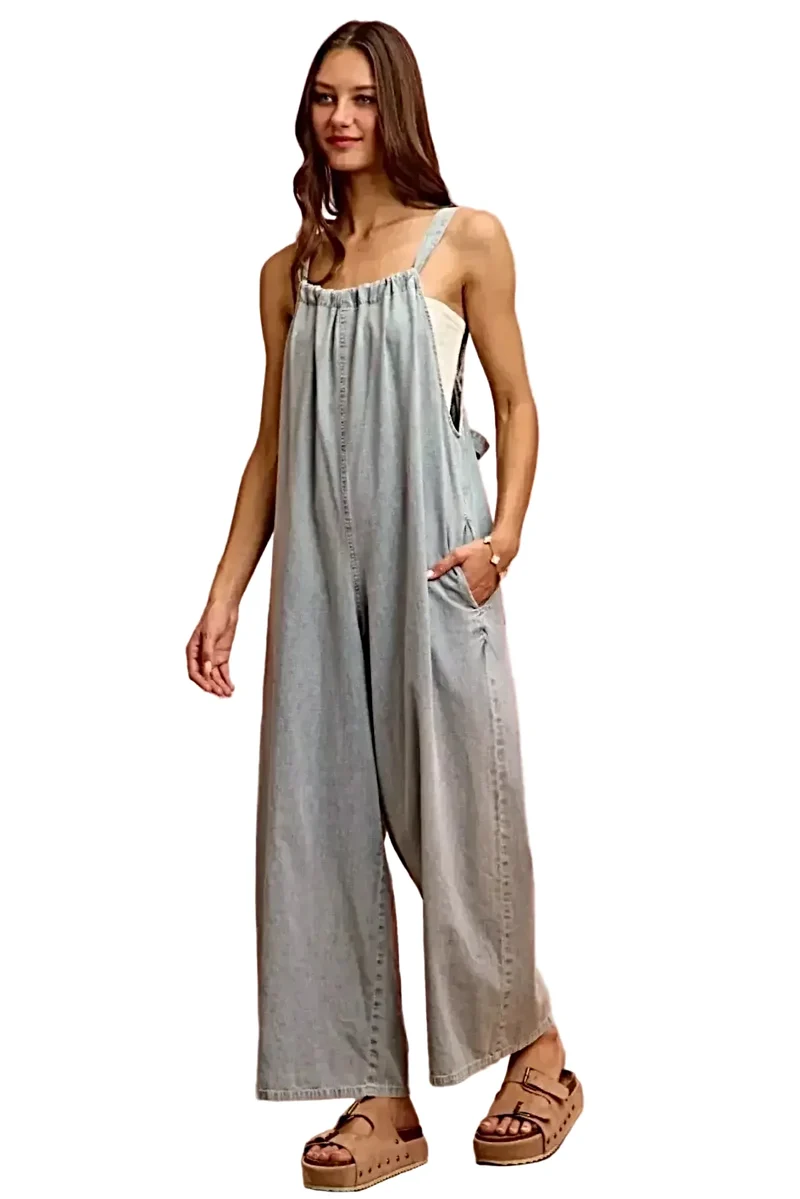 Trendy, lichtgewicht denim tuinbroek van 100% katoen met wijde pijpen en zakken.