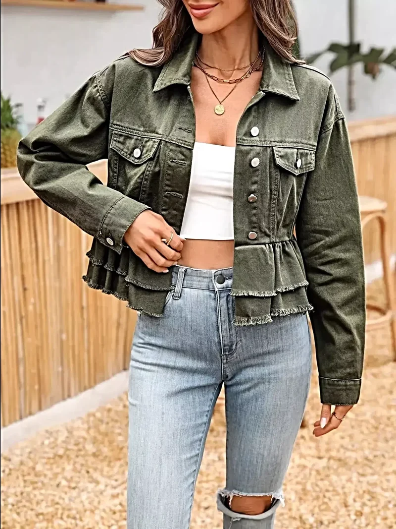 Luxe denimjas met ruches aan de zoom, knoopsluiting en stijlvolle onafgewerkte randen.