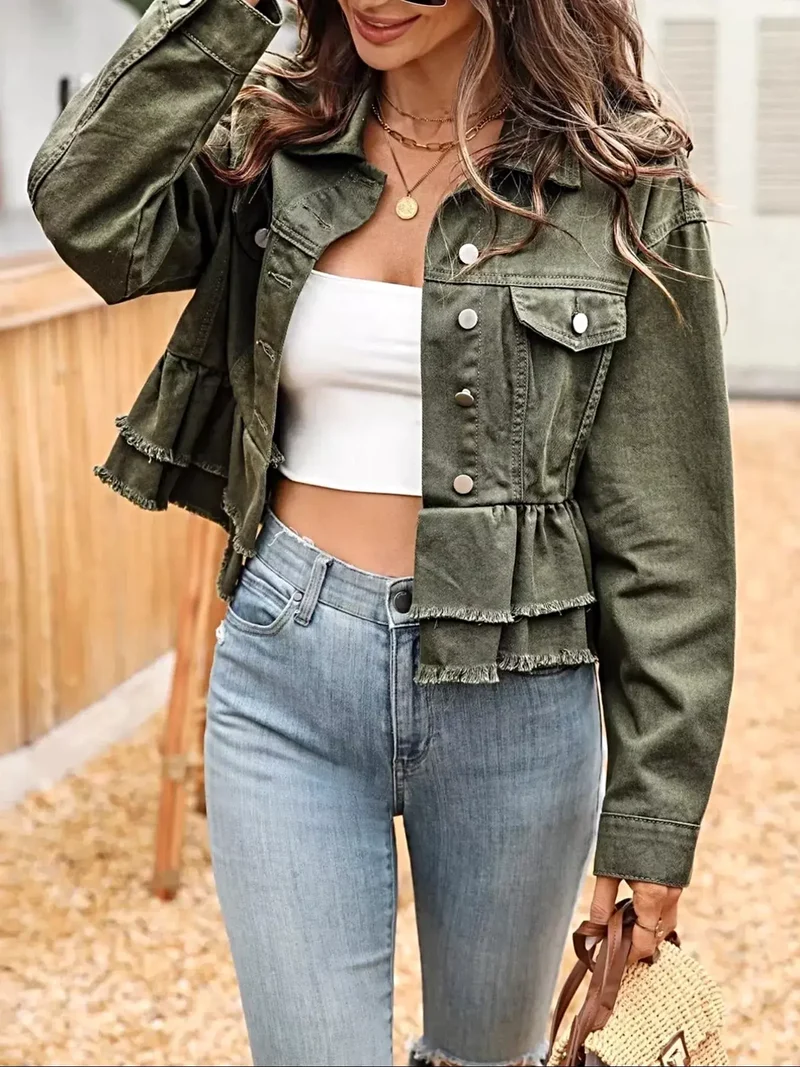 Luxe denimjas met ruches aan de zoom, knoopsluiting en stijlvolle onafgewerkte randen.
