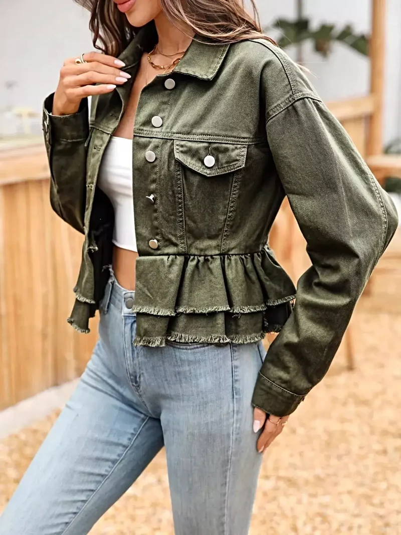 Luxe denimjas met ruches aan de zoom, knoopsluiting en stijlvolle onafgewerkte randen.