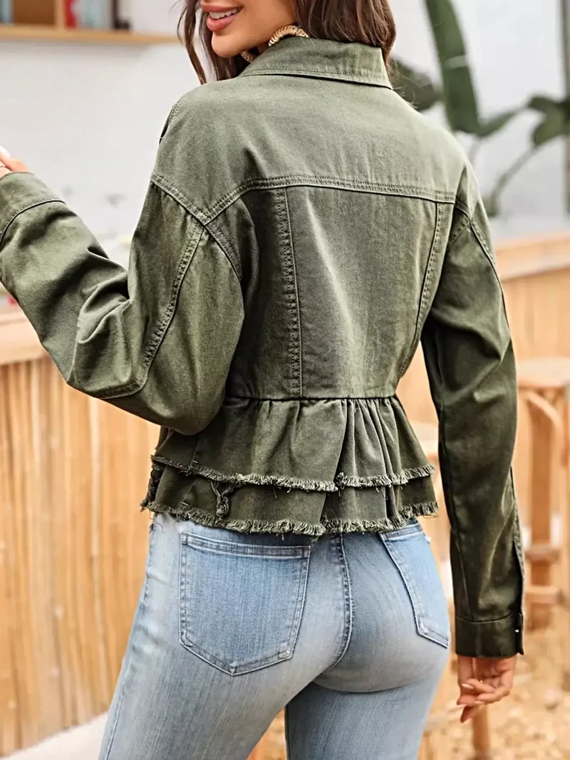 Luxe denimjas met ruches aan de zoom, knoopsluiting en stijlvolle onafgewerkte randen.
