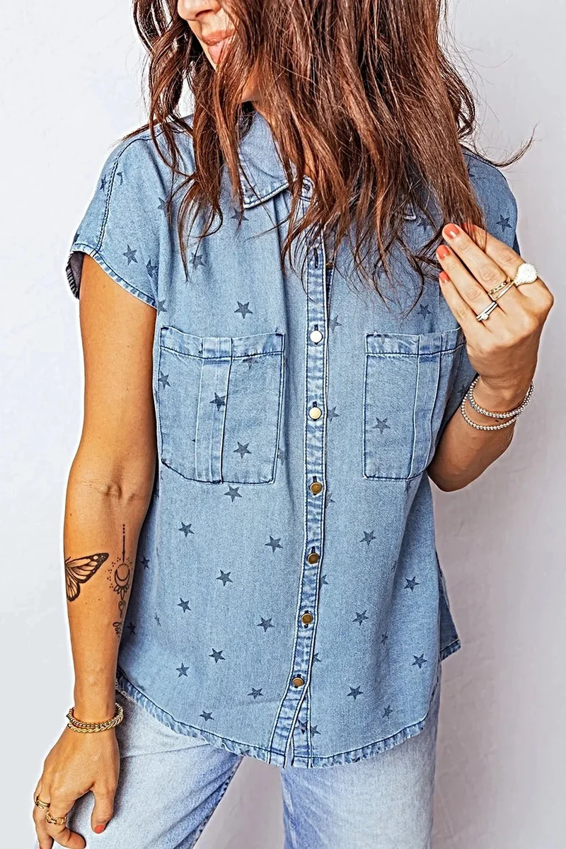 Premium denim overhemd met korte mouwen en dubbele borstzak voor een moeiteloze stijl.