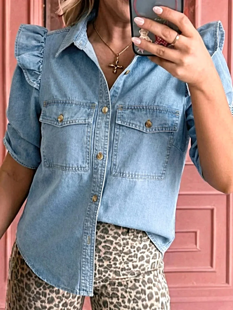 Luxe denim blouse met ruches, knoopsluiting en zakjes - een stijlvolle must-have.