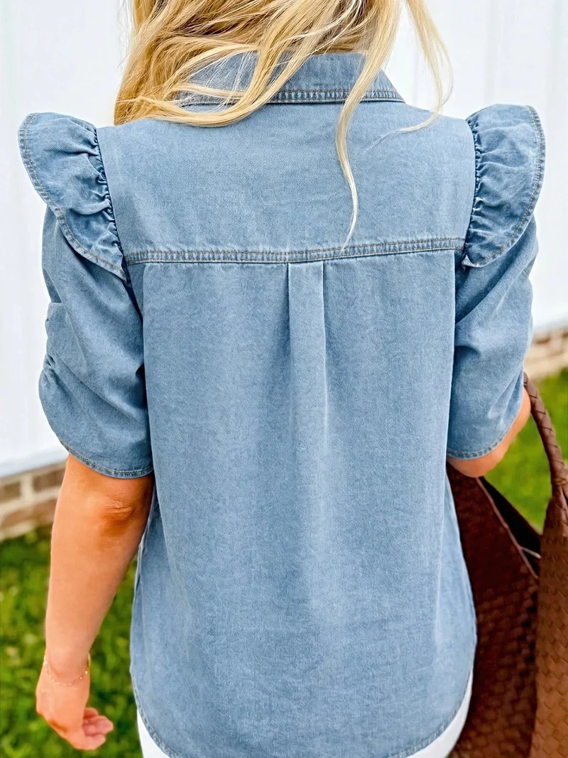 Luxe denim blouse met ruches, knoopsluiting en zakjes - een stijlvolle must-have.