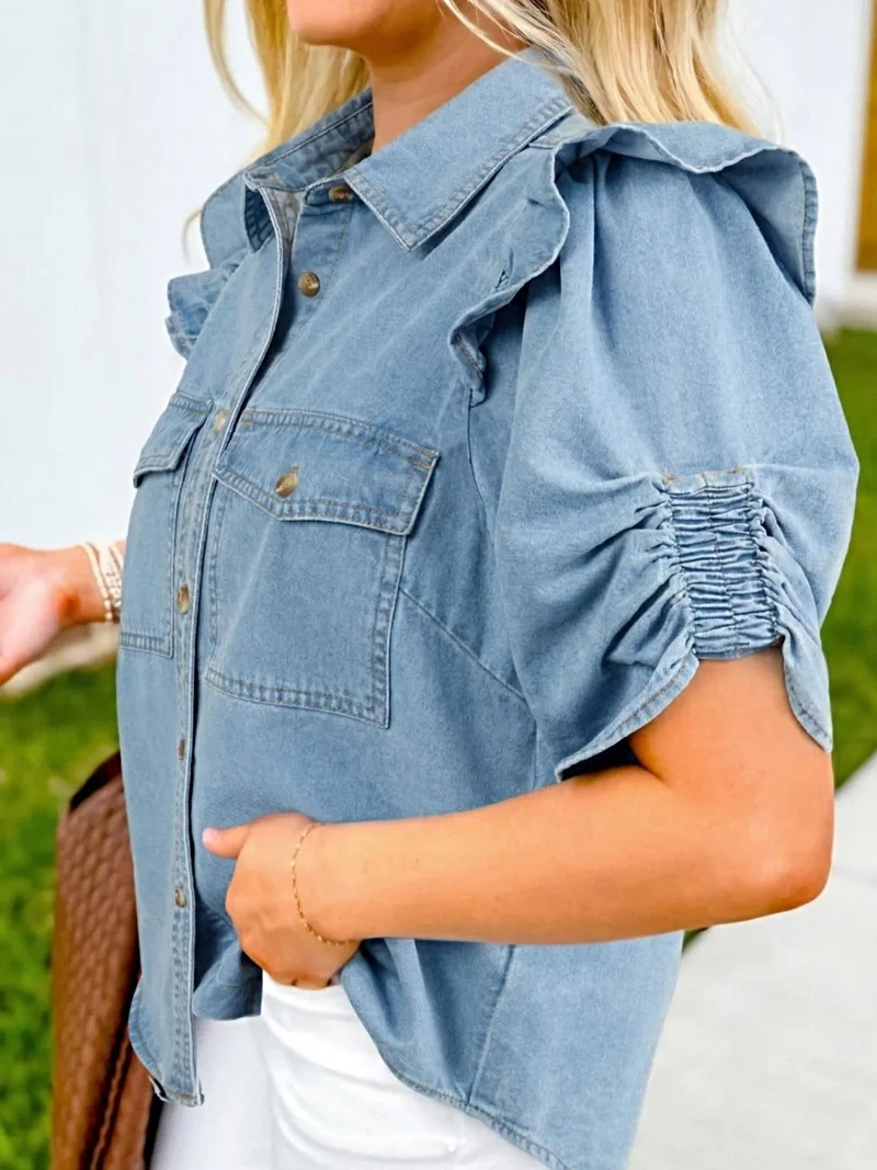 Luxe denim blouse met ruches, knoopsluiting en zakjes - een stijlvolle must-have.