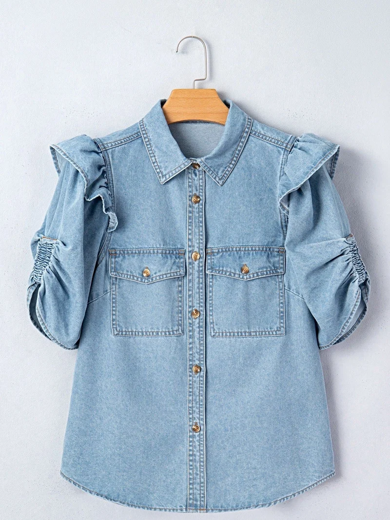 Luxe denim blouse met ruches, knoopsluiting en zakjes - een stijlvolle must-have.