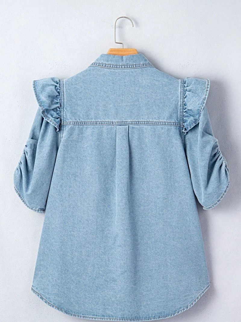 Luxe denim blouse met ruches, knoopsluiting en zakjes - een stijlvolle must-have.