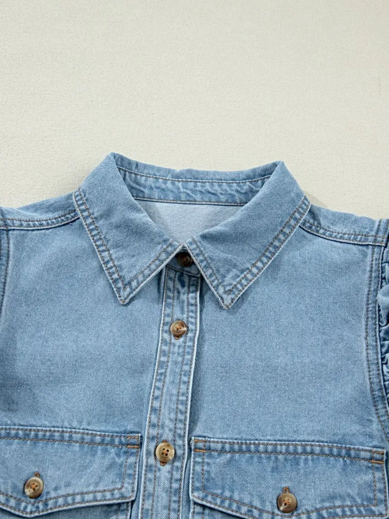 Luxe denim blouse met ruches, knoopsluiting en zakjes - een stijlvolle must-have.