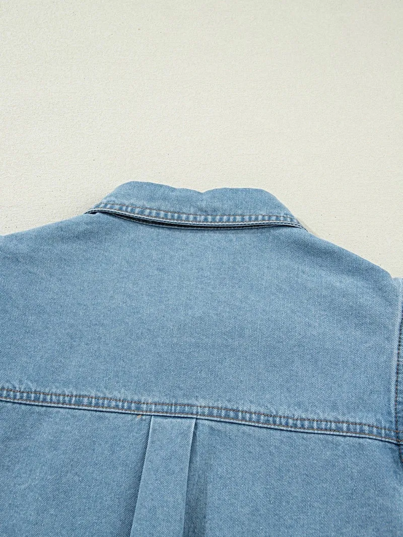 Luxe denim blouse met ruches, knoopsluiting en zakjes - een stijlvolle must-have.