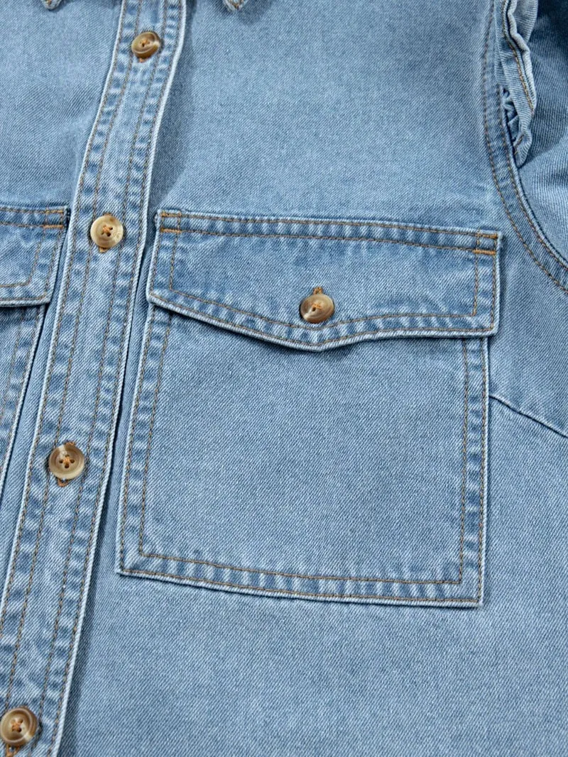 Luxe denim blouse met ruches, knoopsluiting en zakjes - een stijlvolle must-have.