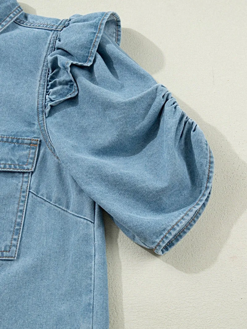 Luxe denim blouse met ruches, knoopsluiting en zakjes - een stijlvolle must-have.