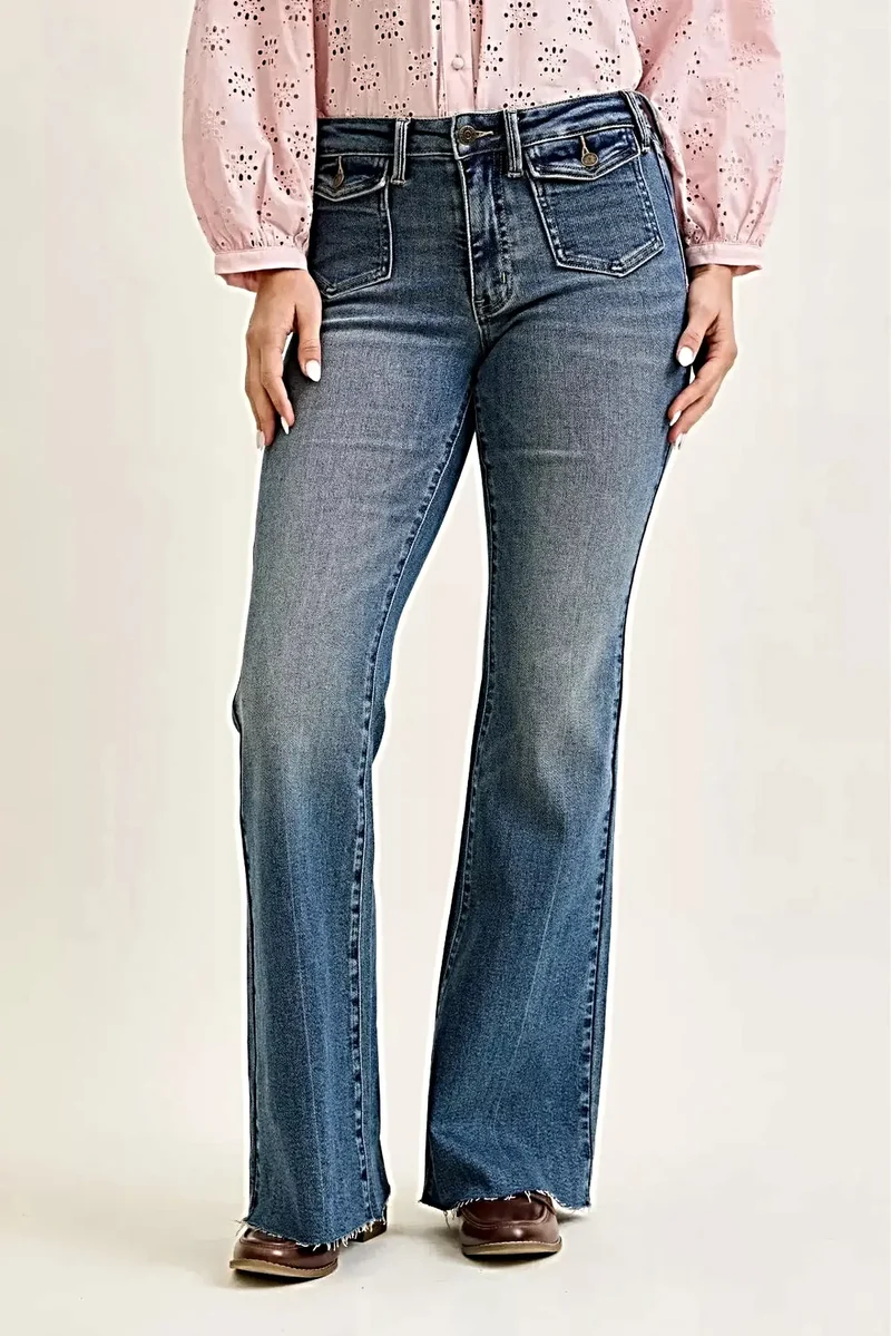 Judy Blue mid-rise flare jeans met vintage stijl klepzakken aan de voorkant voor moeiteloze elegantie.
