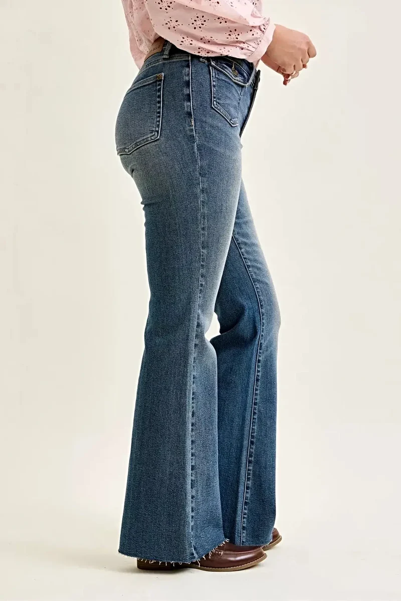 Judy Blue mid-rise flare jeans met vintage stijl klepzakken aan de voorkant voor moeiteloze elegantie.