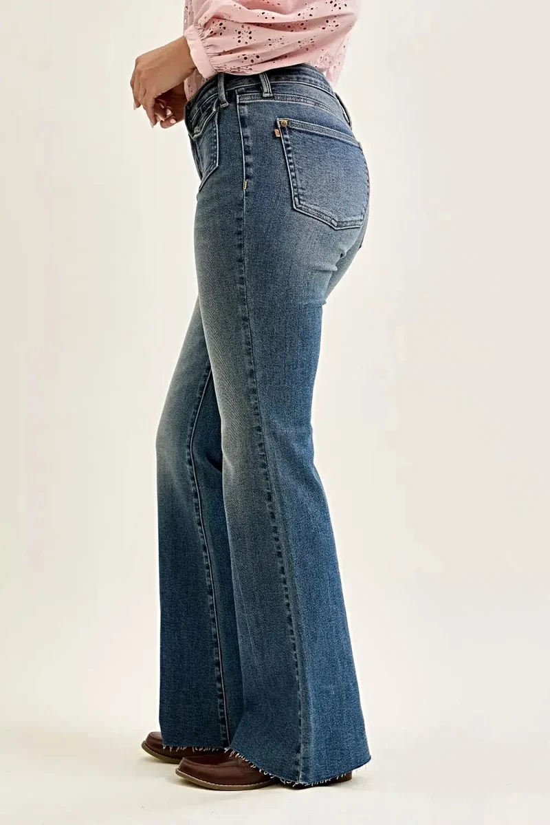 Judy Blue mid-rise flare jeans met vintage stijl klepzakken aan de voorkant voor moeiteloze elegantie.