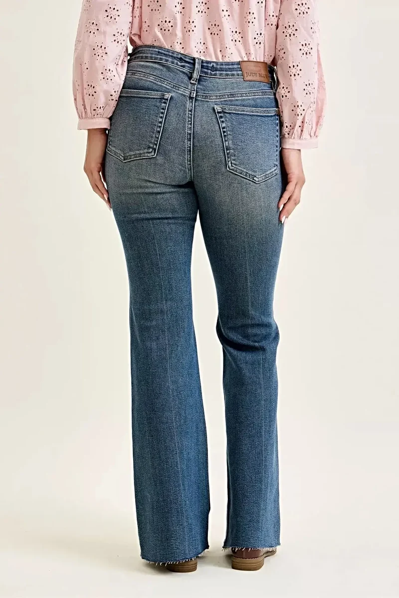 Judy Blue mid-rise flare jeans met vintage stijl klepzakken aan de voorkant voor moeiteloze elegantie.