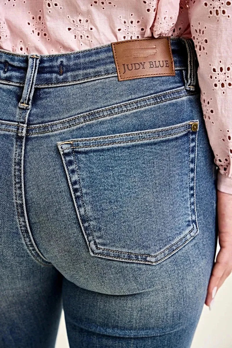 Judy Blue mid-rise flare jeans met vintage stijl klepzakken aan de voorkant voor moeiteloze elegantie.