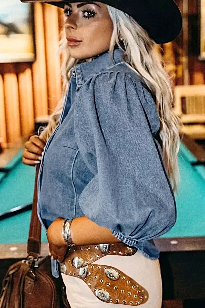 Trendy elegante denim blouse met pofmouwen - 82% katoen, knoopsluiting voor een chique look.