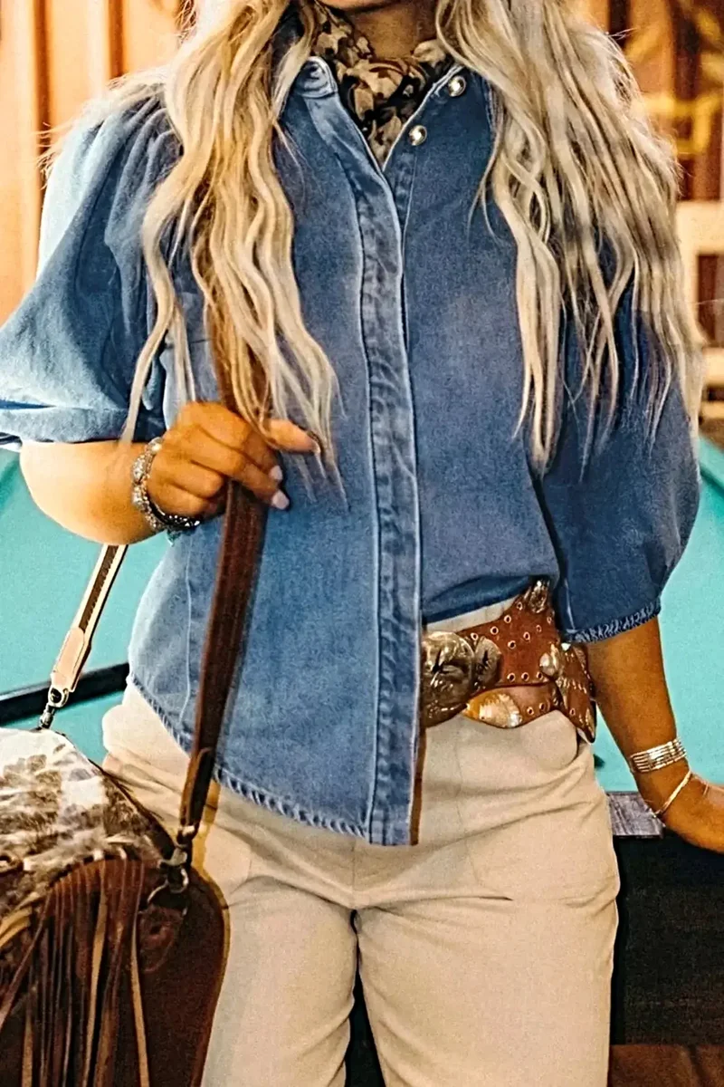 Trendy elegante denim blouse met pofmouwen - 82% katoen, knoopsluiting voor een chique look.