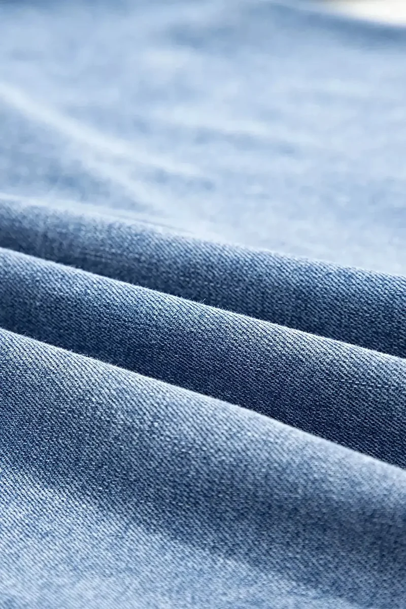 Trendy elegante denim blouse met pofmouwen - 82% katoen, knoopsluiting voor een chique look.