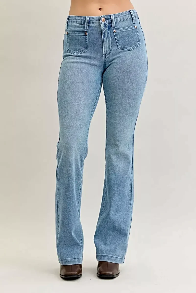 Stijlvolle bootcut jeans in grote maten met contrasterende wassing en opgestikte zakken aan de voorkant - Judy Blue