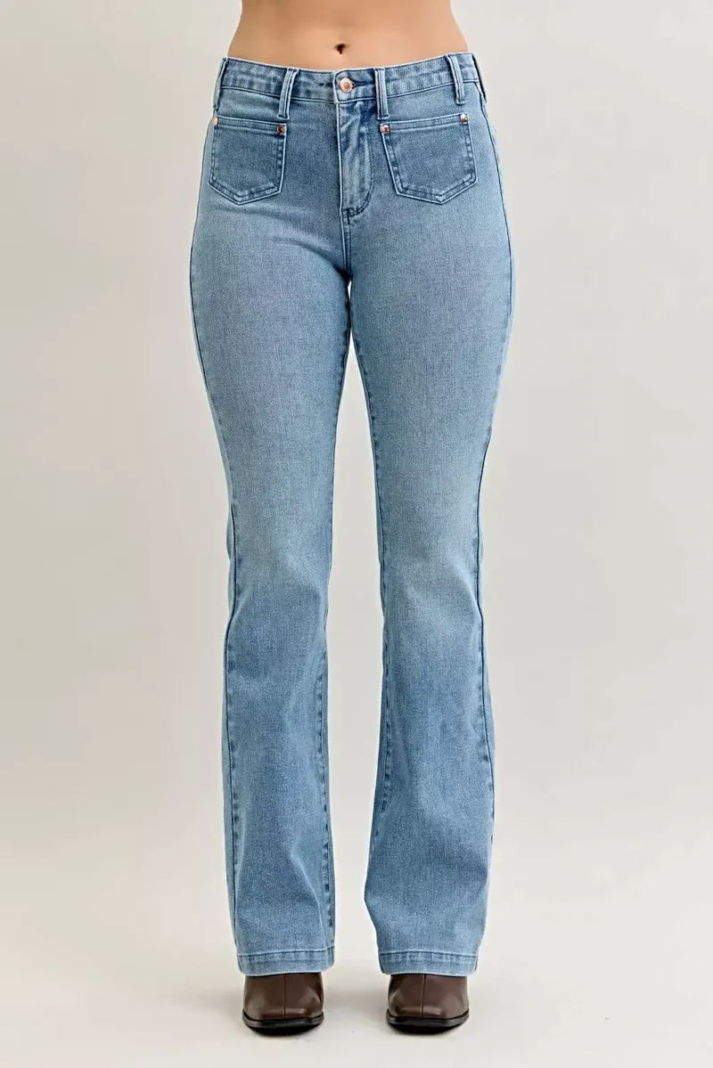 Stijlvolle bootcut jeans in grote maten met contrasterende wassing en opgestikte zakken aan de voorkant - Judy Blue