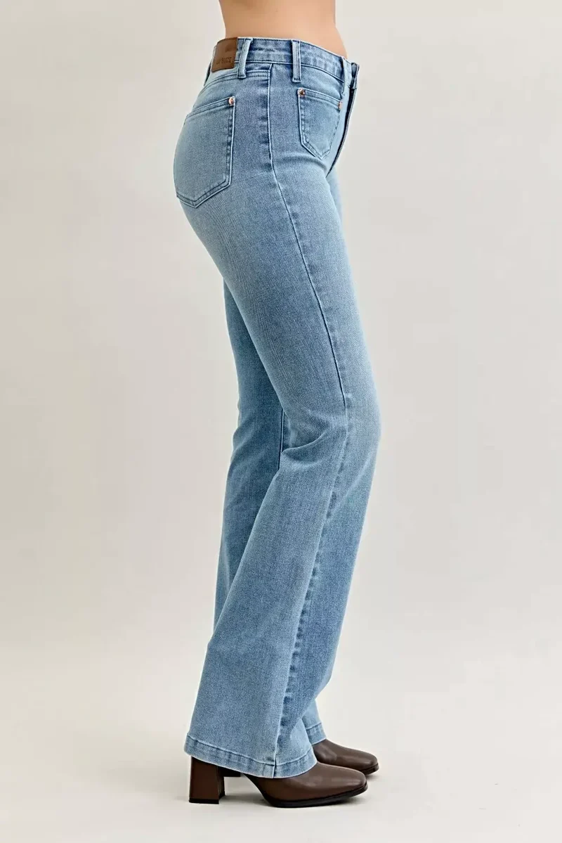 Stijlvolle bootcut jeans in grote maten met contrasterende wassing en opgestikte zakken aan de voorkant - Judy Blue