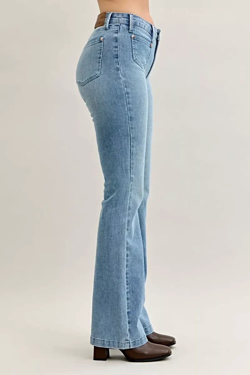Stijlvolle bootcut jeans in grote maten met contrasterende wassing en opgestikte zakken aan de voorkant - Judy Blue