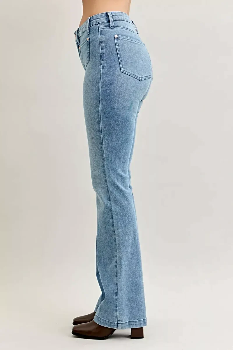 Stijlvolle bootcut jeans in grote maten met contrasterende wassing en opgestikte zakken aan de voorkant - Judy Blue