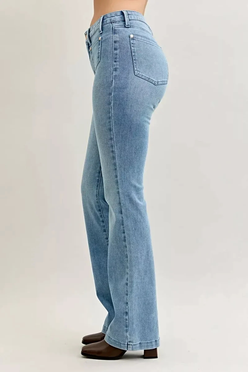 Stijlvolle bootcut jeans in grote maten met contrasterende wassing en opgestikte zakken aan de voorkant - Judy Blue
