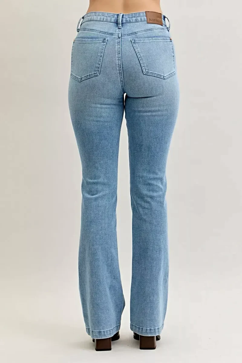Stijlvolle bootcut jeans in grote maten met contrasterende wassing en opgestikte zakken aan de voorkant - Judy Blue