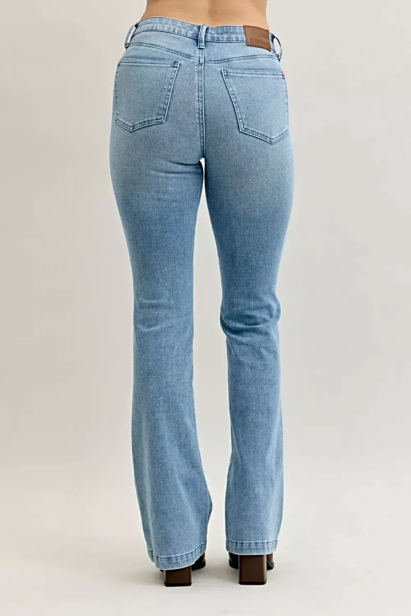 Stijlvolle bootcut jeans in grote maten met contrasterende wassing en opgestikte zakken aan de voorkant - Judy Blue