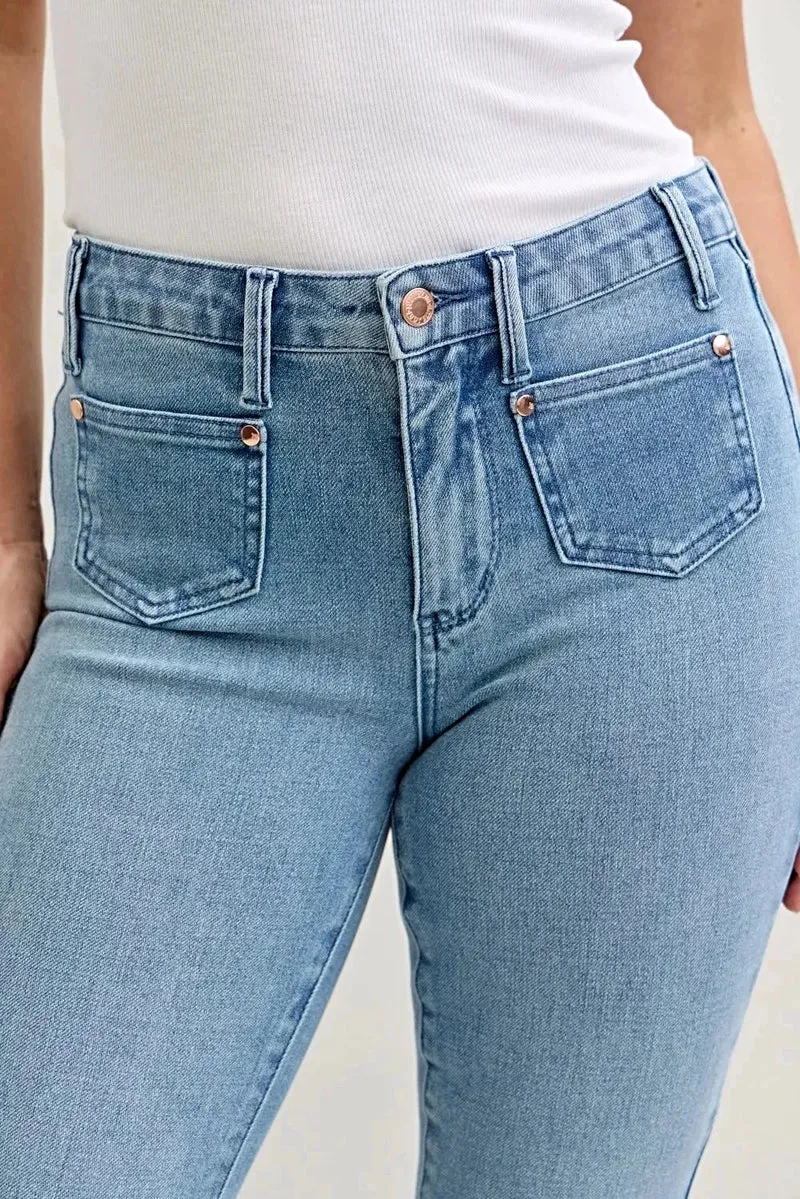 Stijlvolle bootcut jeans in grote maten met contrasterende wassing en opgestikte zakken aan de voorkant - Judy Blue