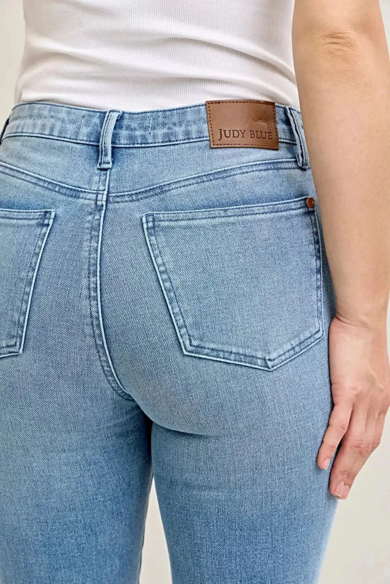 Stijlvolle bootcut jeans in grote maten met contrasterende wassing en opgestikte zakken aan de voorkant - Judy Blue
