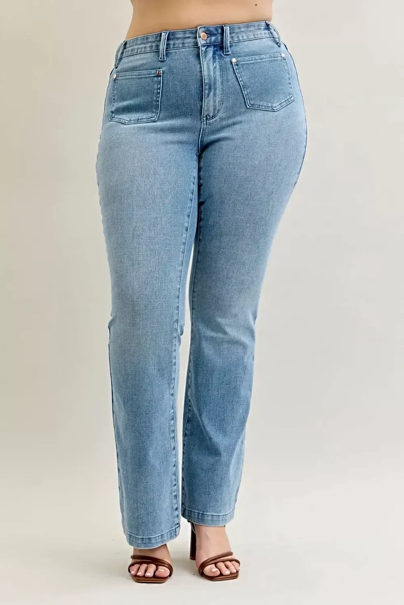 Stijlvolle bootcut jeans in grote maten met contrasterende wassing en opgestikte zakken aan de voorkant - Judy Blue