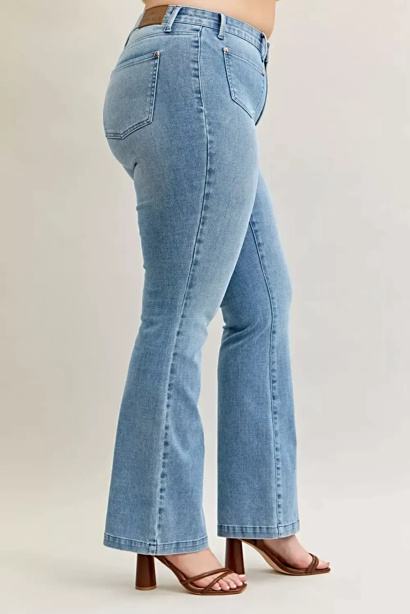 Stijlvolle bootcut jeans in grote maten met contrasterende wassing en opgestikte zakken aan de voorkant - Judy Blue