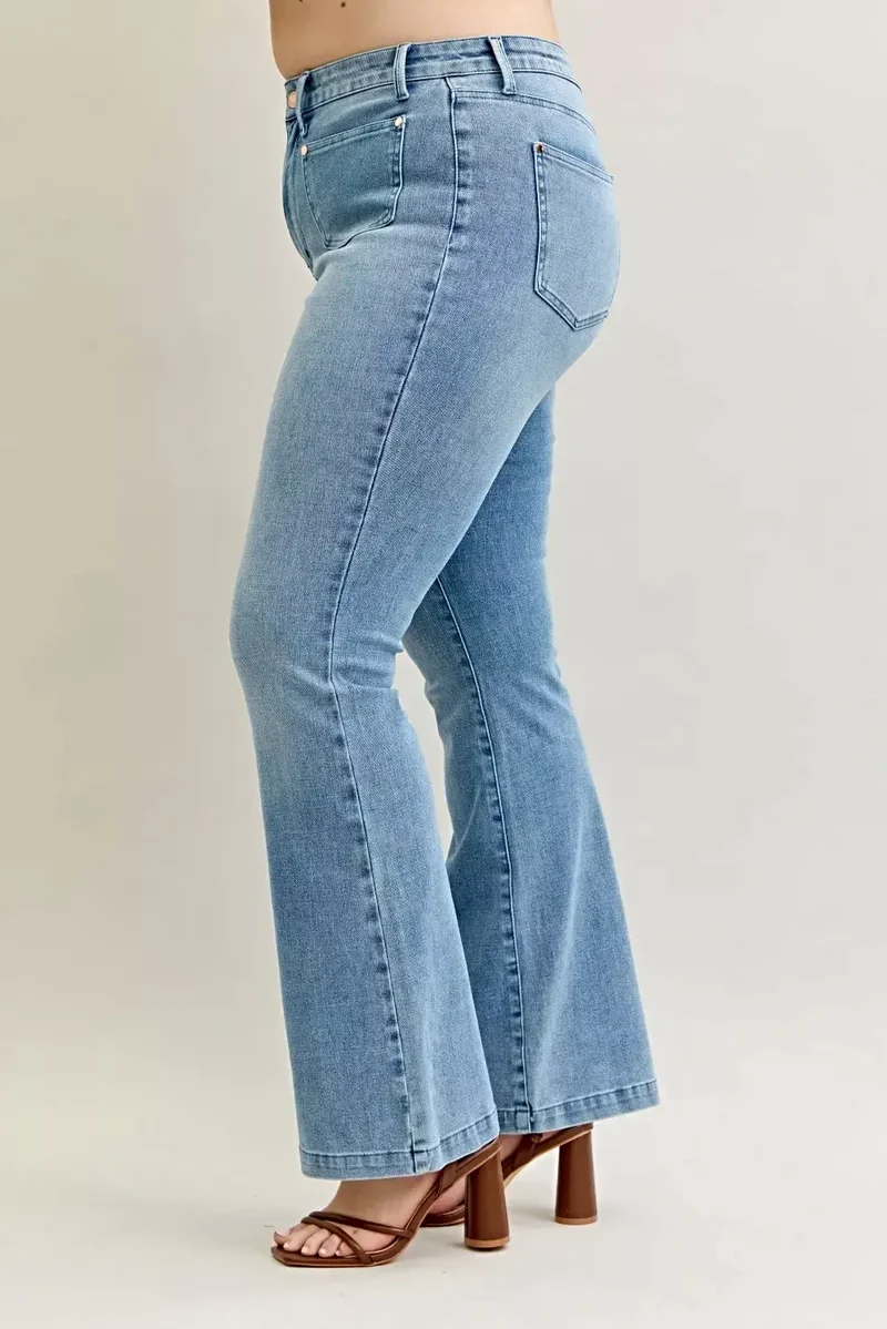 Stijlvolle bootcut jeans in grote maten met contrasterende wassing en opgestikte zakken aan de voorkant - Judy Blue