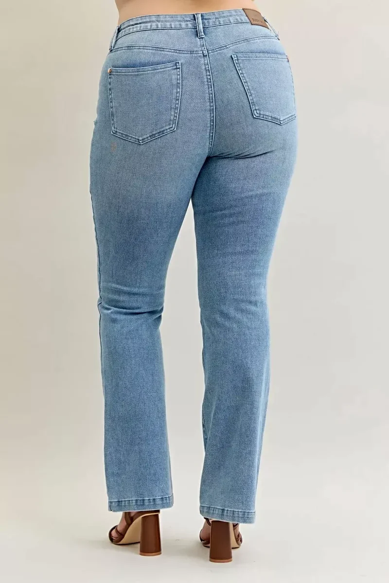 Stijlvolle bootcut jeans in grote maten met contrasterende wassing en opgestikte zakken aan de voorkant - Judy Blue