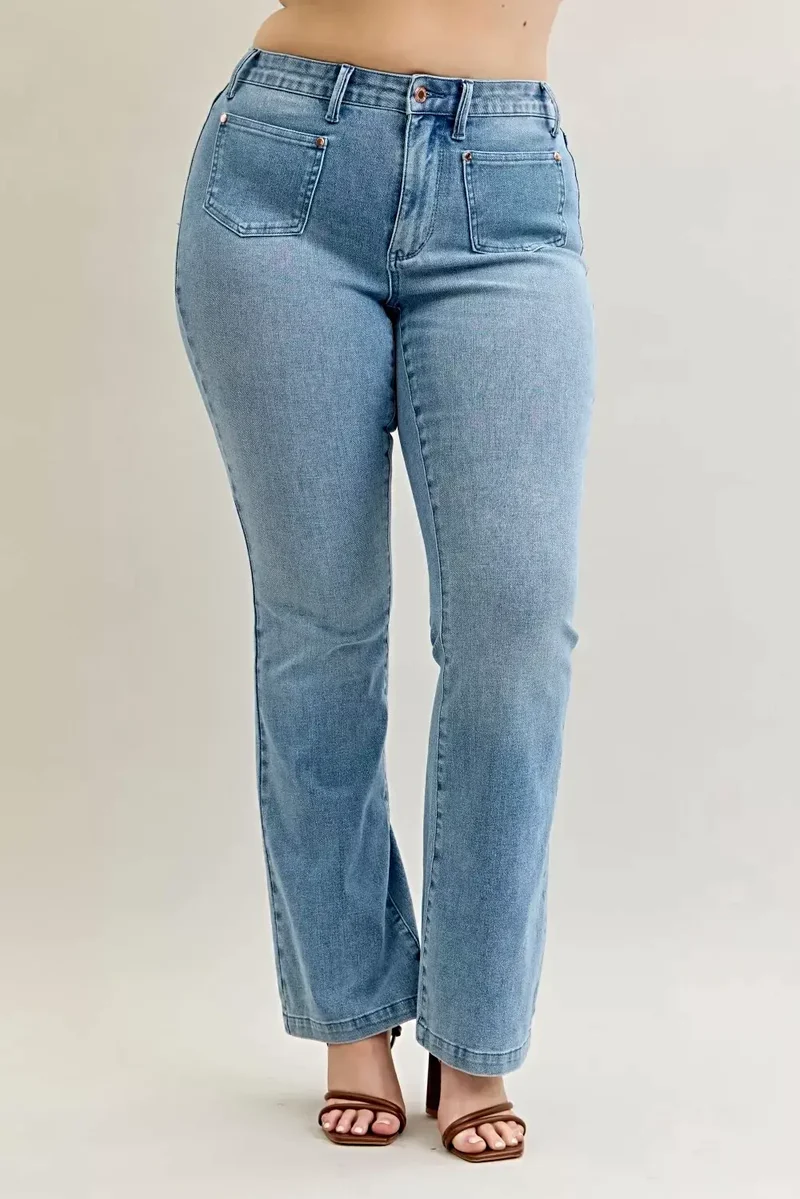 Stijlvolle bootcut jeans in grote maten met contrasterende wassing en opgestikte zakken aan de voorkant - Judy Blue