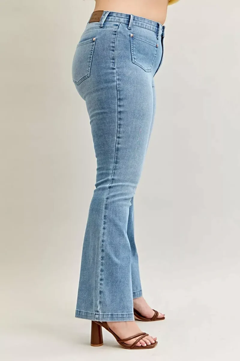Stijlvolle bootcut jeans in grote maten met contrasterende wassing en opgestikte zakken aan de voorkant - Judy Blue
