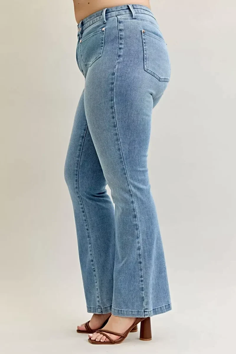 Stijlvolle bootcut jeans in grote maten met contrasterende wassing en opgestikte zakken aan de voorkant - Judy Blue
