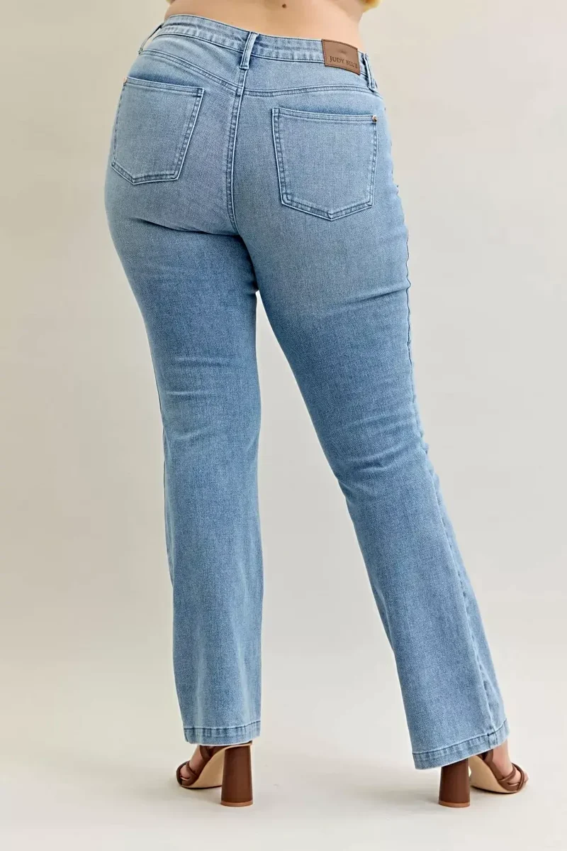 Stijlvolle bootcut jeans in grote maten met contrasterende wassing en opgestikte zakken aan de voorkant - Judy Blue