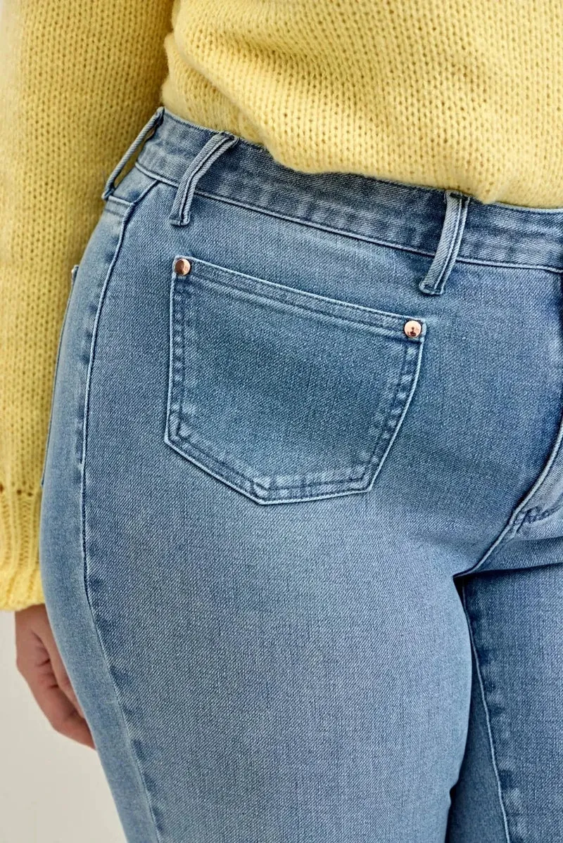 Stijlvolle bootcut jeans in grote maten met contrasterende wassing en opgestikte zakken aan de voorkant - Judy Blue