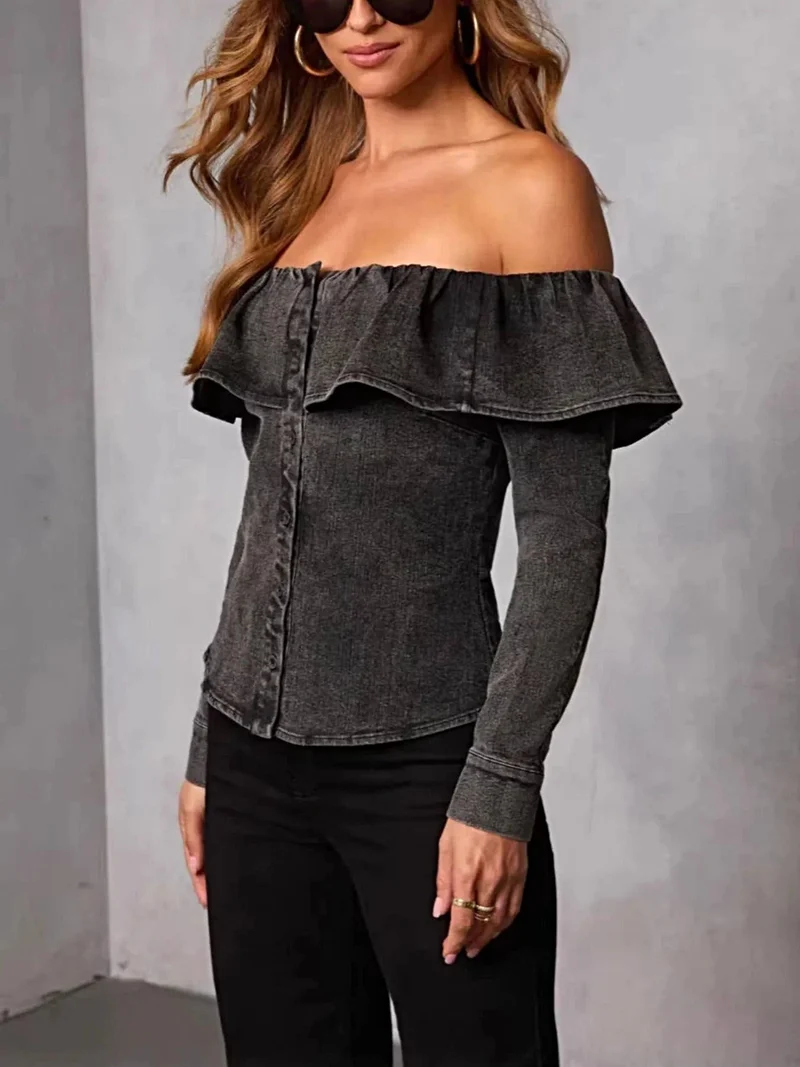 Stijlvolle off-shoulder denim top met ruches - perfect voor elegante casual outfits.