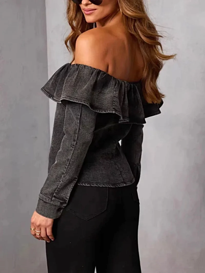 Stijlvolle off-shoulder denim top met ruches - perfect voor elegante casual outfits.