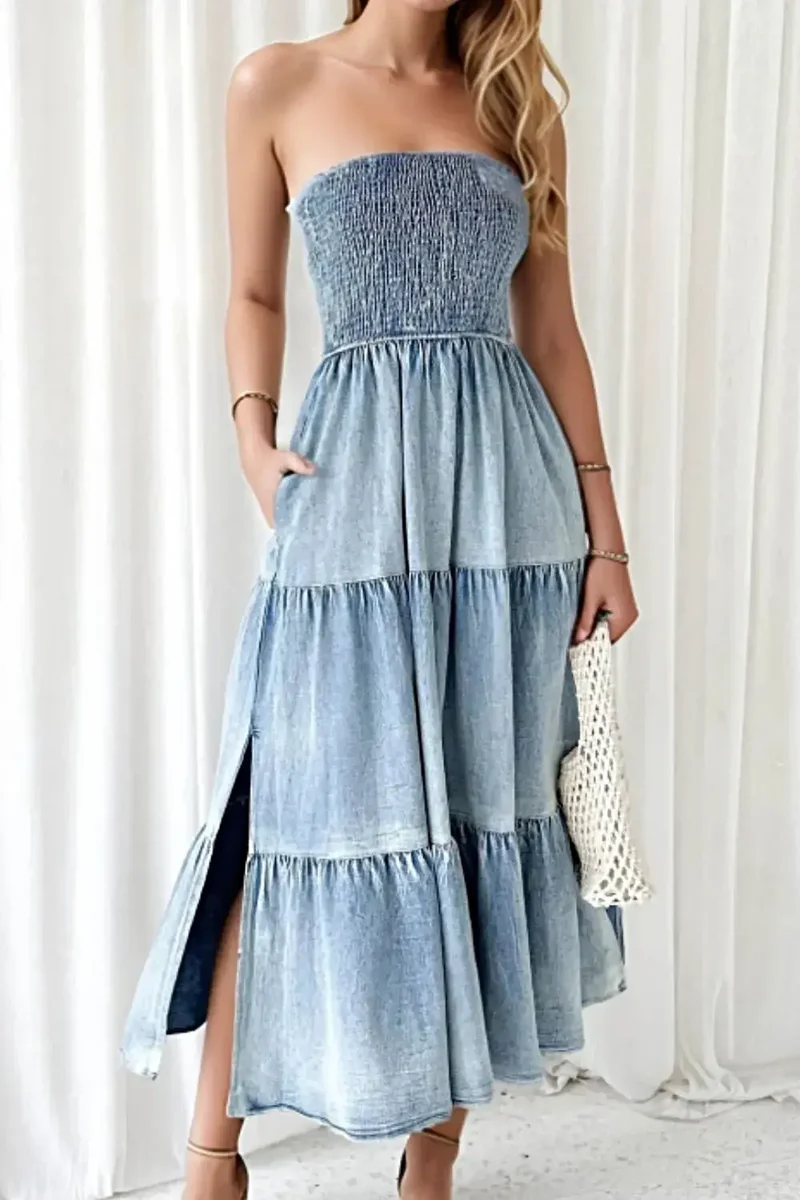Stijlvolle denim jurk met smockwerk, split en gelaagde details - elegante zomeroutfit